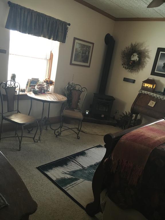 Luxury Queen Room Spa Bath Oak Creek Pet Friendly