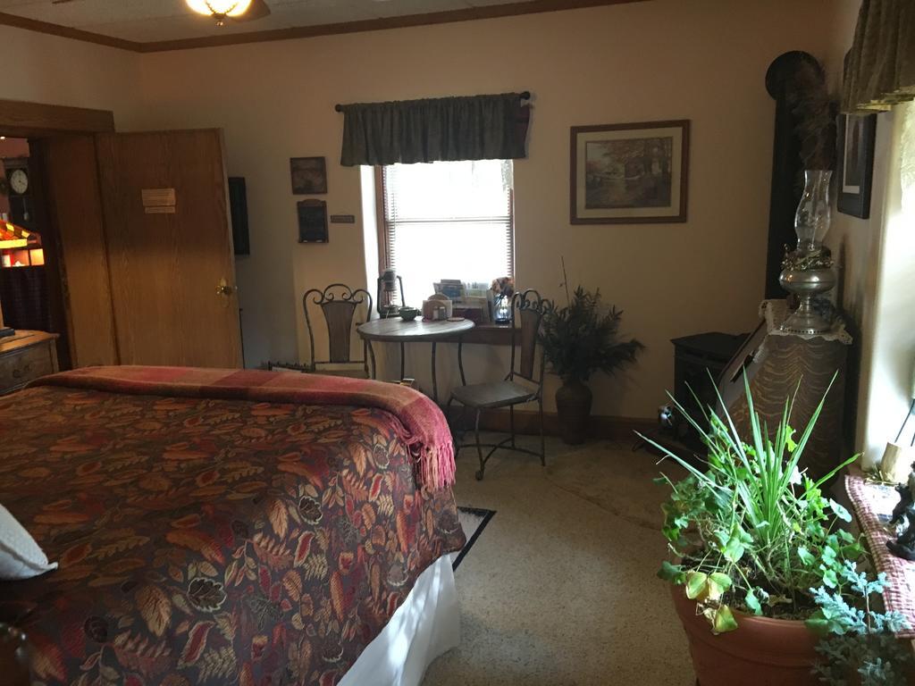 Luxury Queen Room Spa Bath Oak Creek Pet Friendly