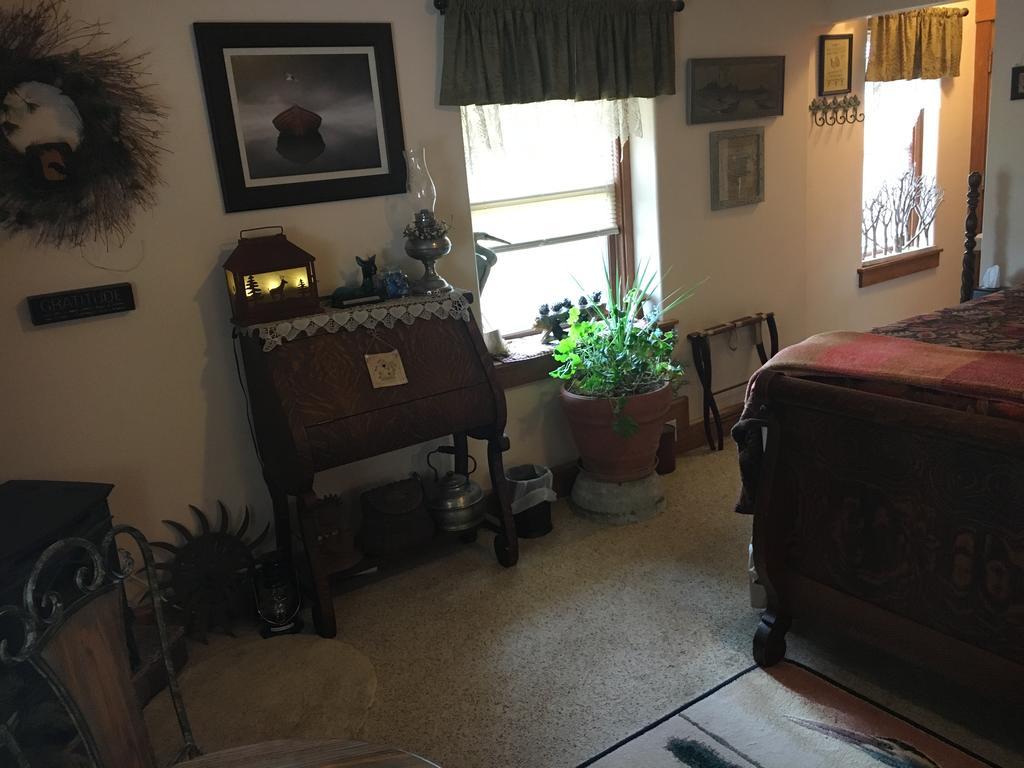Luxury Queen Room Spa Bath Oak Creek Pet Friendly