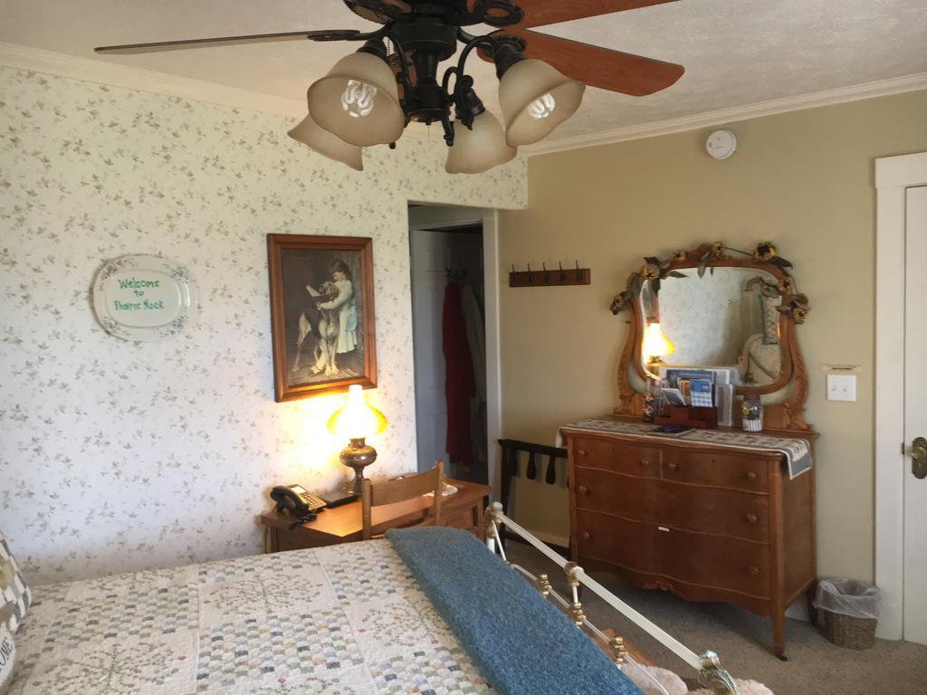 Deluxe Queen Room Spa Bath Prairie Nook