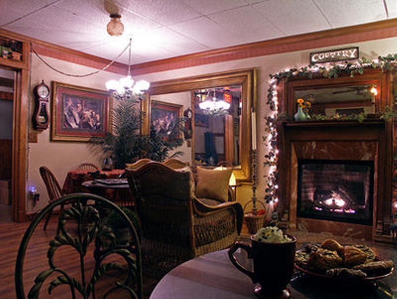 Luxury Queen Room Spa Bath Oak Creek Pet Friendly