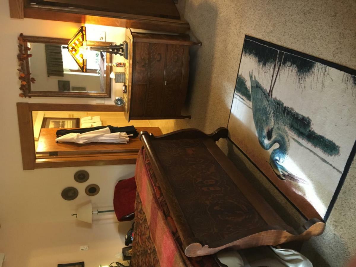 Luxury Queen Room Spa Bath Oak Creek Pet Friendly