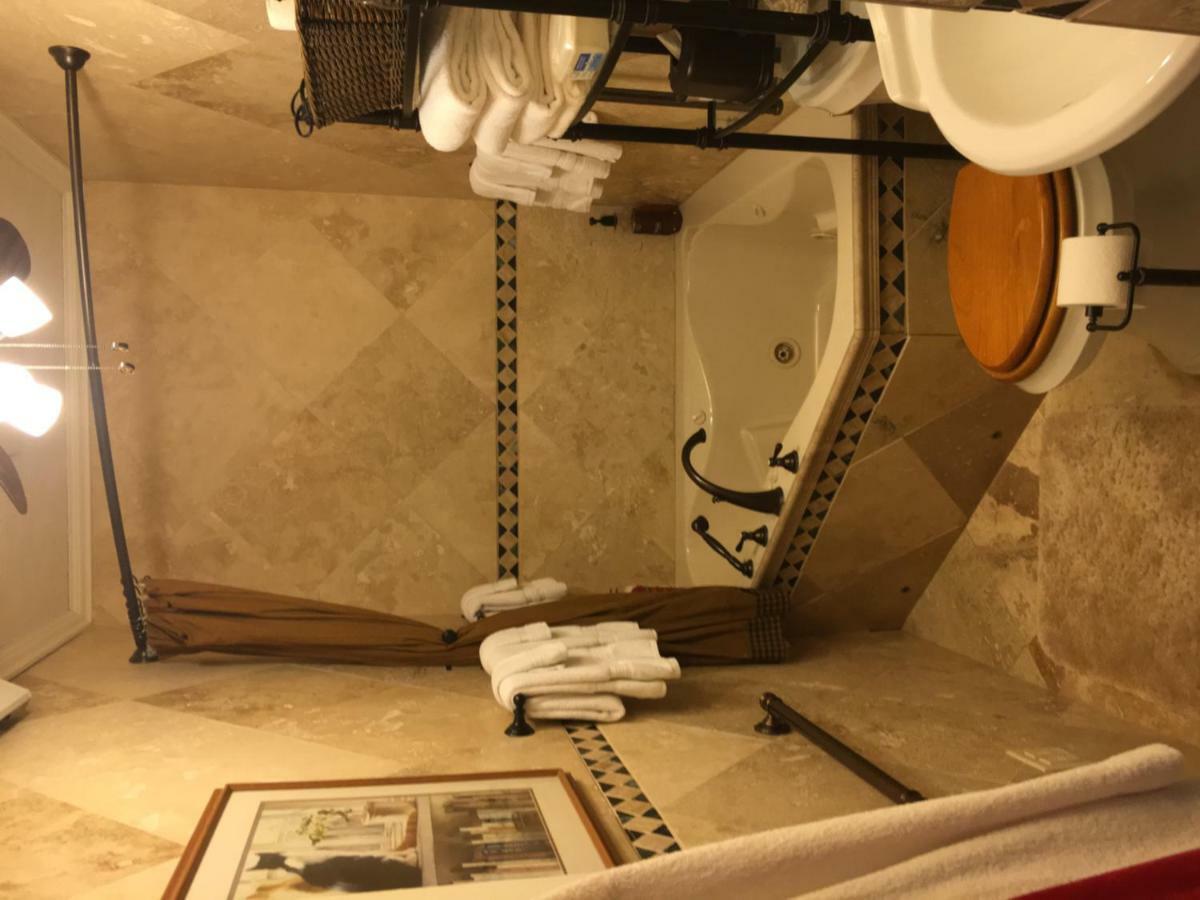 Deluxe Queen Room Spa Bath Prairie Nook