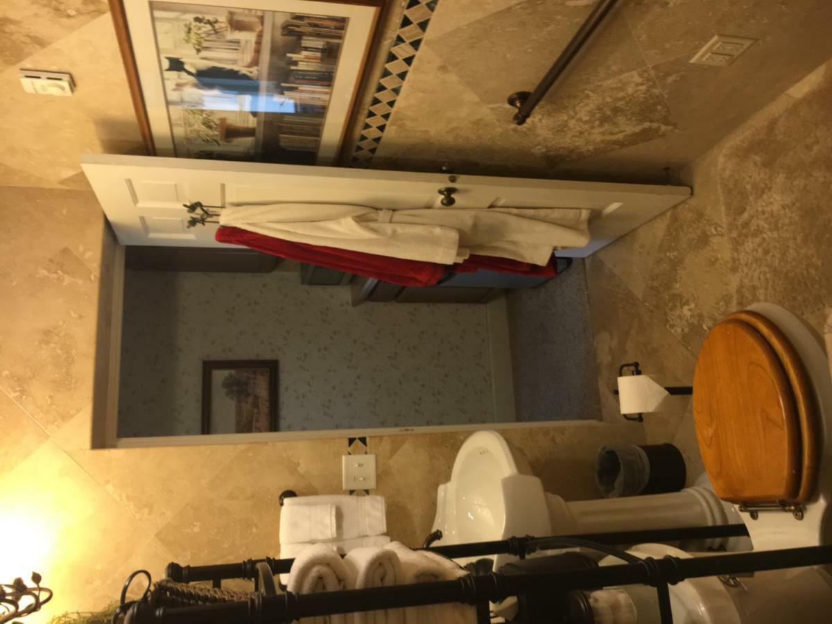 Deluxe Queen Room Spa Bath Prairie Nook