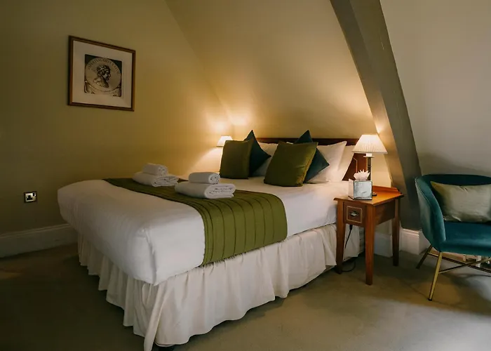 Central hotel: The Old Palace Lodge