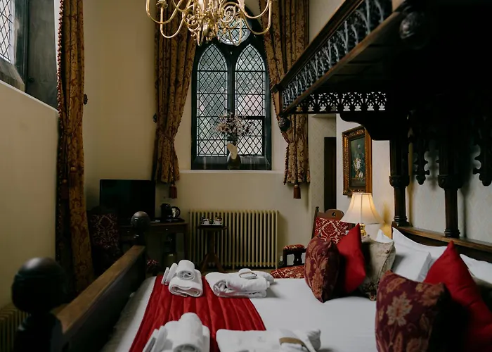 Central hotel: The Old Palace Lodge